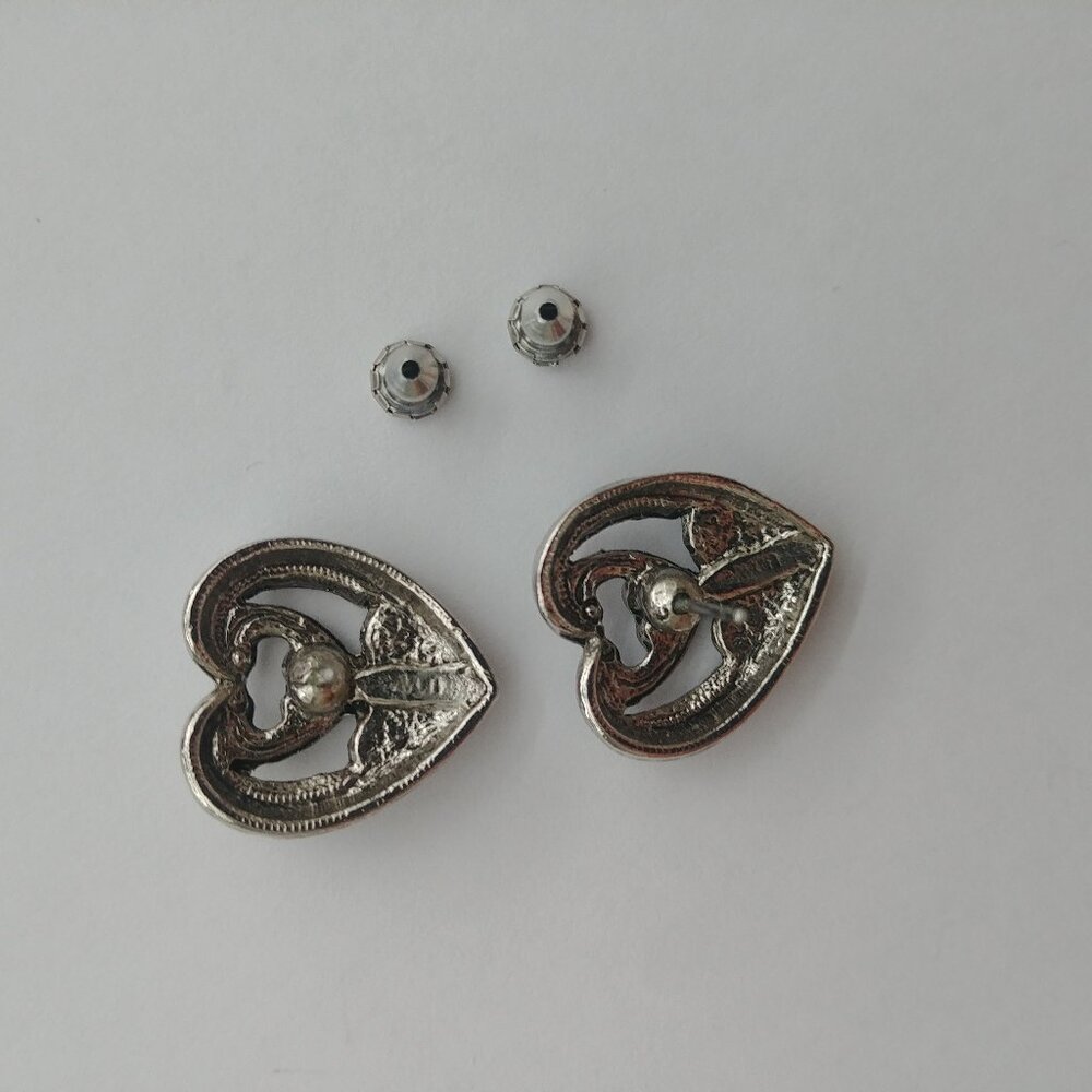 Vintage silver tone intricate heart earrings with purple pink stone - Picture 5 of 5